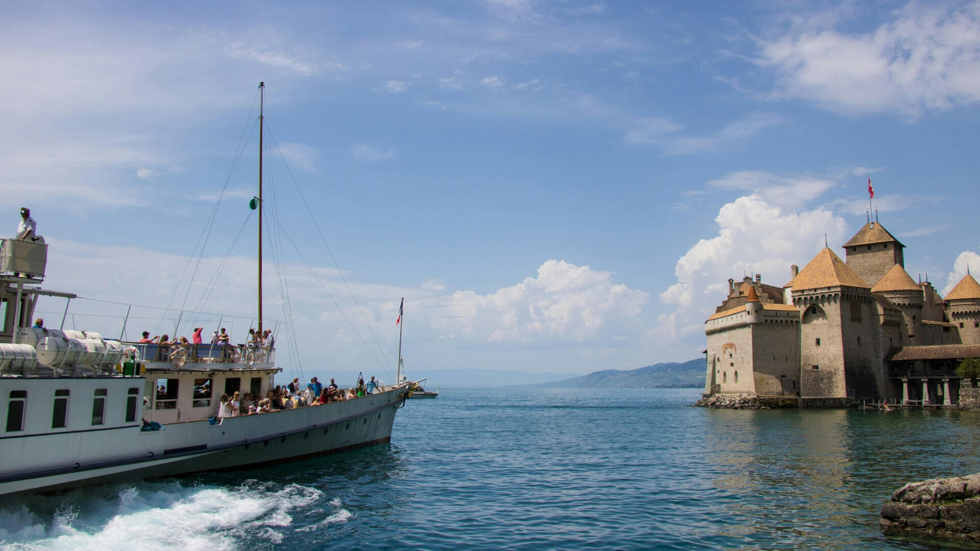 Bateau sur le Léman en face du château de Chillon Bateau sur le Léman en face du château de Chillon