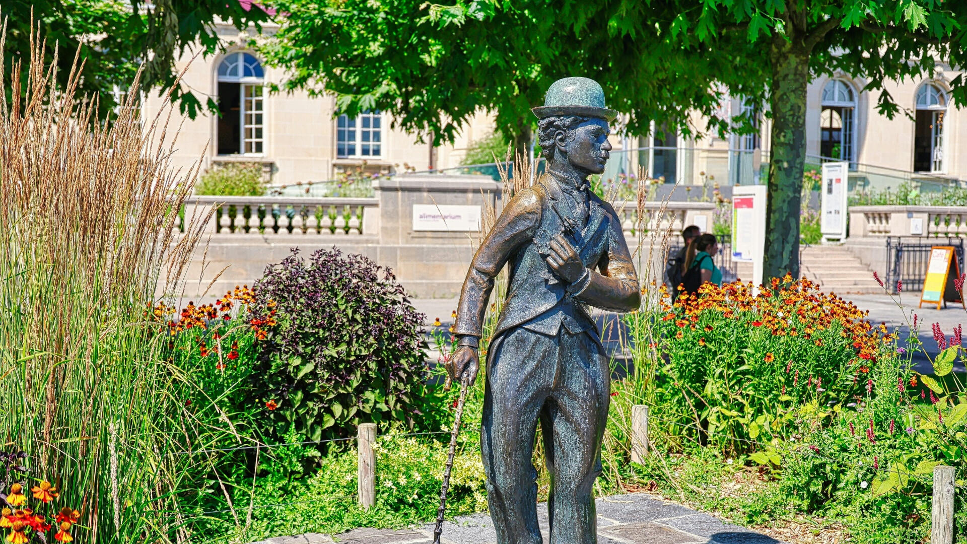 Statue de Charlie Chaplin devant l'Alimentarium de Vevey Statue de Charlie Chaplin devant l'Alimentarium de Vevey